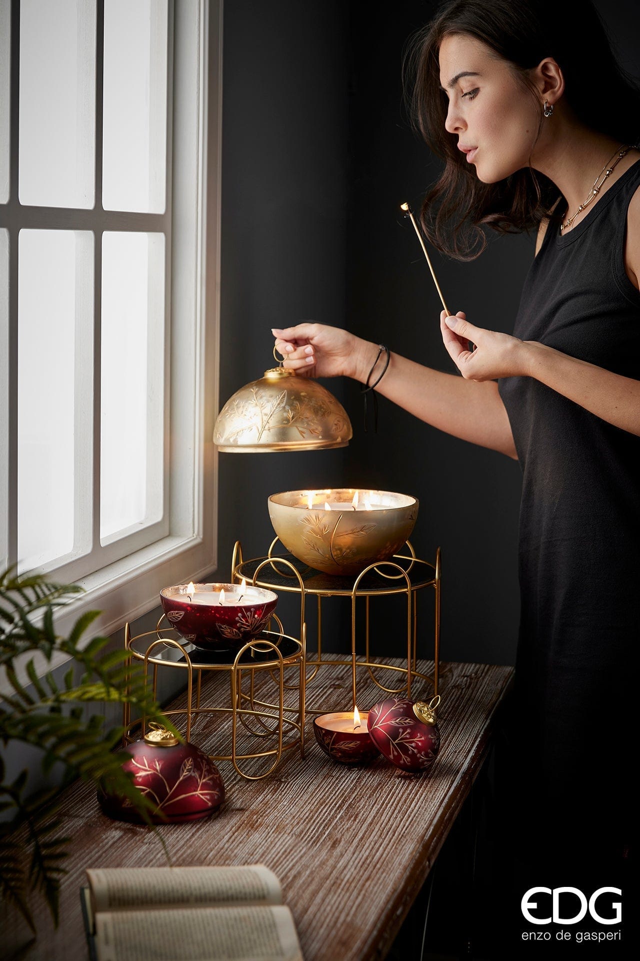 Scented candle in decorative glass ball with golden branches Ø 3.1" - vanilla scent