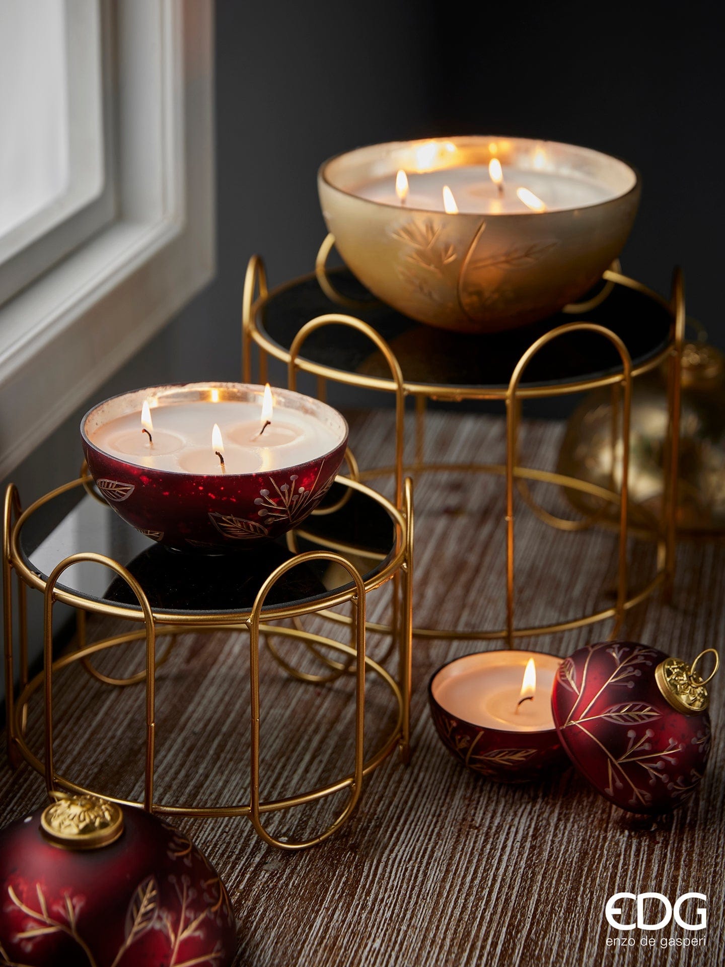 Scented candle in decorative glass ball with golden branches Ø 3.1" - vanilla scent